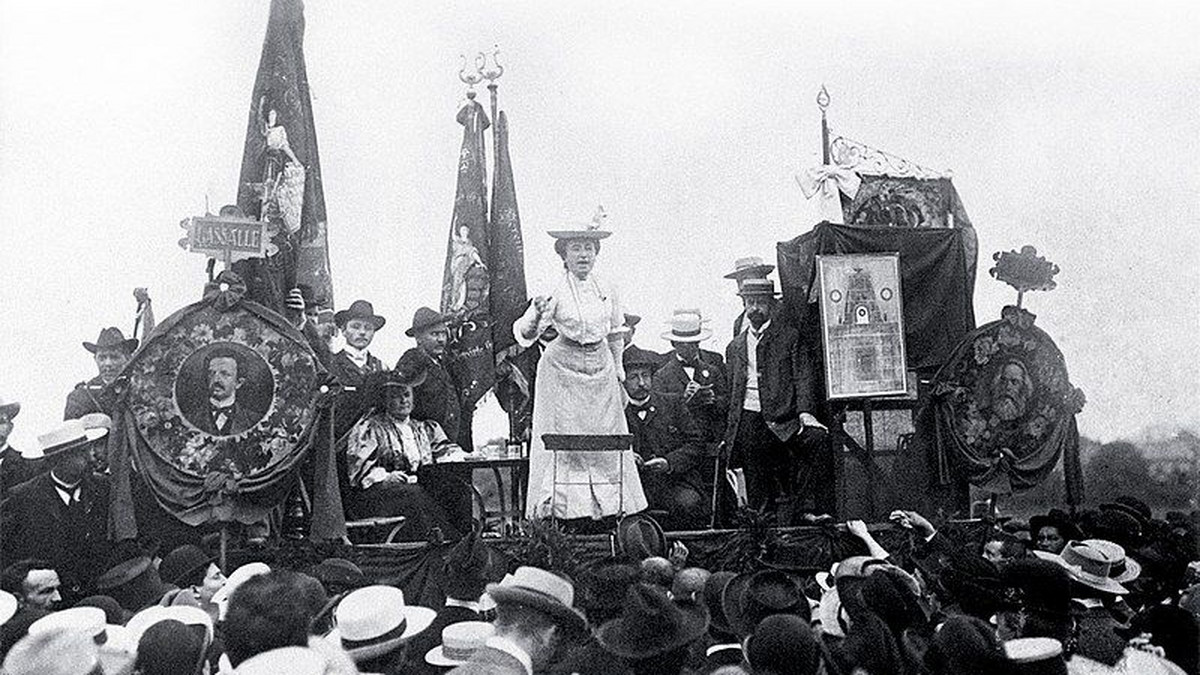 roza luksemburg przemawiajaca w stuttgarcie w 1907 t