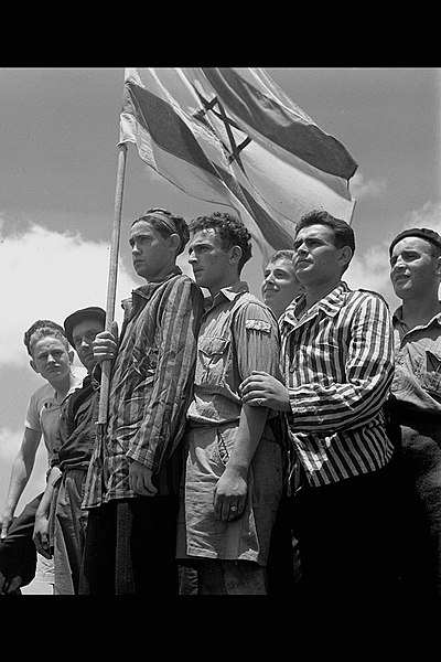 A GROUP OF FORMER BUCHENWALD INMATES ON BOARD THE REFUGEE SHIP MATAROA IN HAIFA PORT. ניצולי שואה ממחנה בוכנוואלד מגיעים לנמל חיפה.D594 083