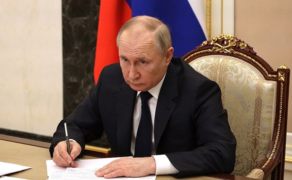 Putin writing Image Пресс служба Президента РФ