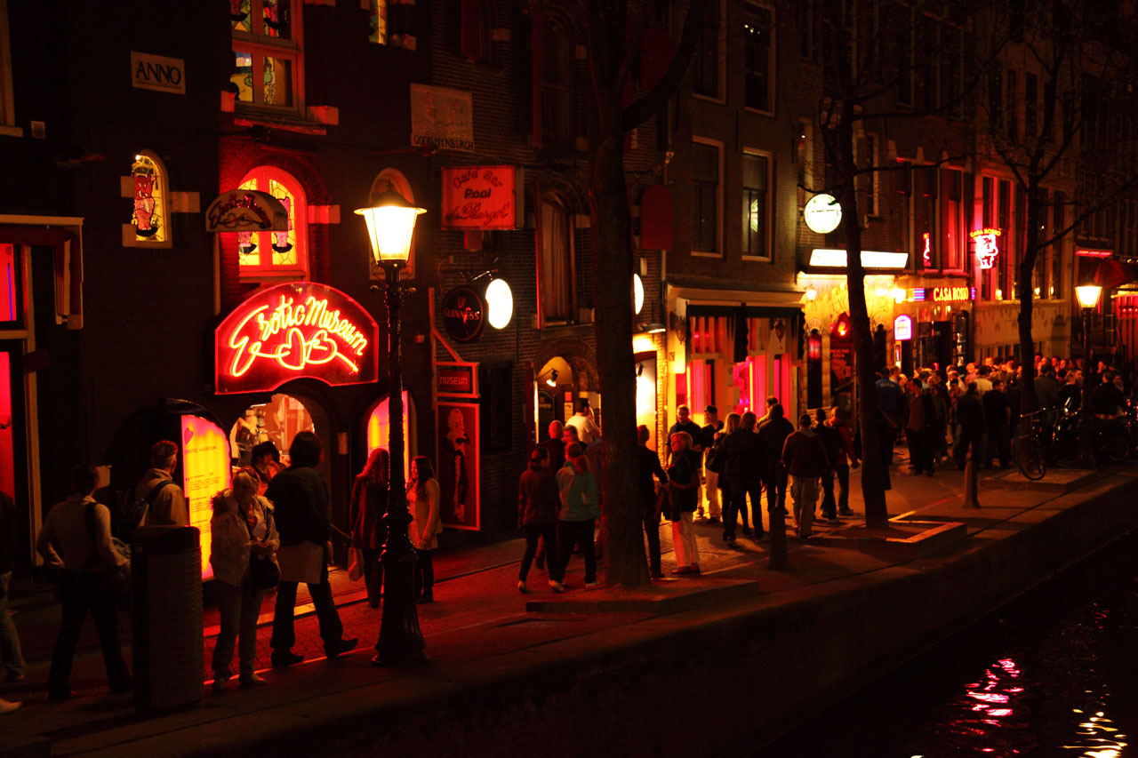 Red light district Image public domain