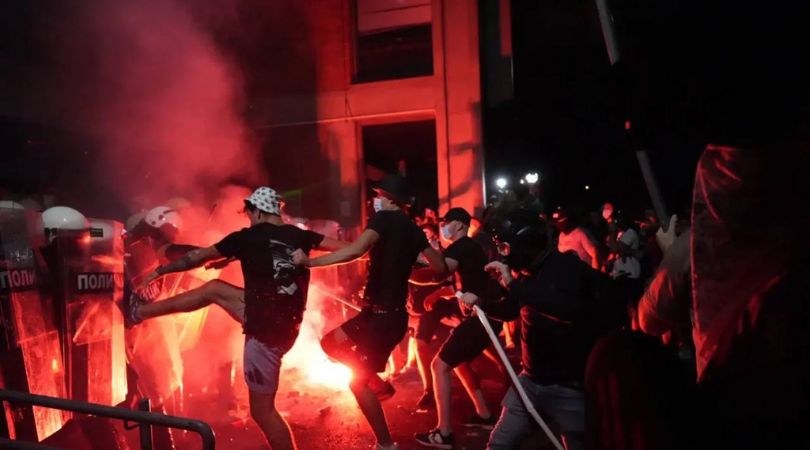 Protesti novi sad skukob policije i gradjana srbijo da li se cujemo filozofski fakultet 