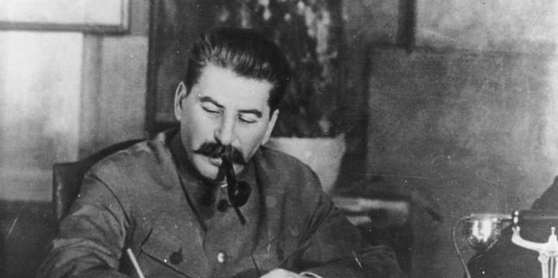 Ständige Freundschaft mit Stalin."Freundschaft mit Stalin ist die Gewähr des Sieges, des Friedens und der Zukunft" heißt es in dem Aufruf der Regierung der Deutschen Demokratischen Republik zum 70. Geburtstag von Generalissimus Stalin am 21.12.39.UBz: I.W. Stalin am SchreibtischAufn.: Illus-SNB   5.12.494636-49