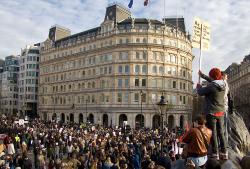 10105_chris_beckett-crowd_at_trafalgar